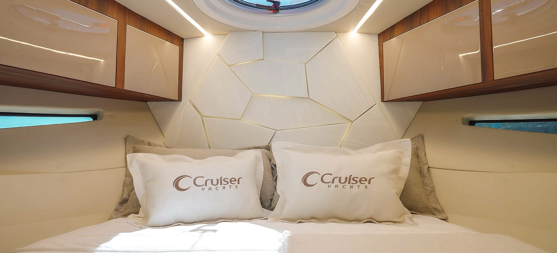 Painel em Superfície Sólida Mineral aplicado em embarcação Cruiser Yachts