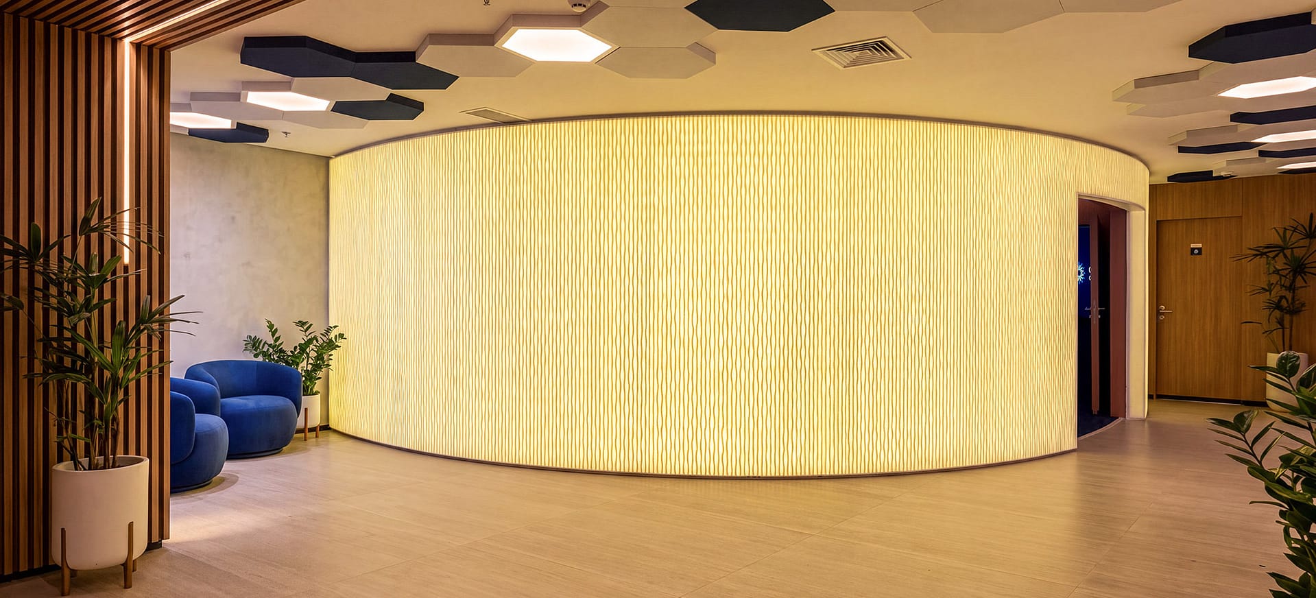 Painel curvo, iluminado e usinado com padrão paramétrico em Superfície Sólida Mineral para a Confederação Nacional do Comércio