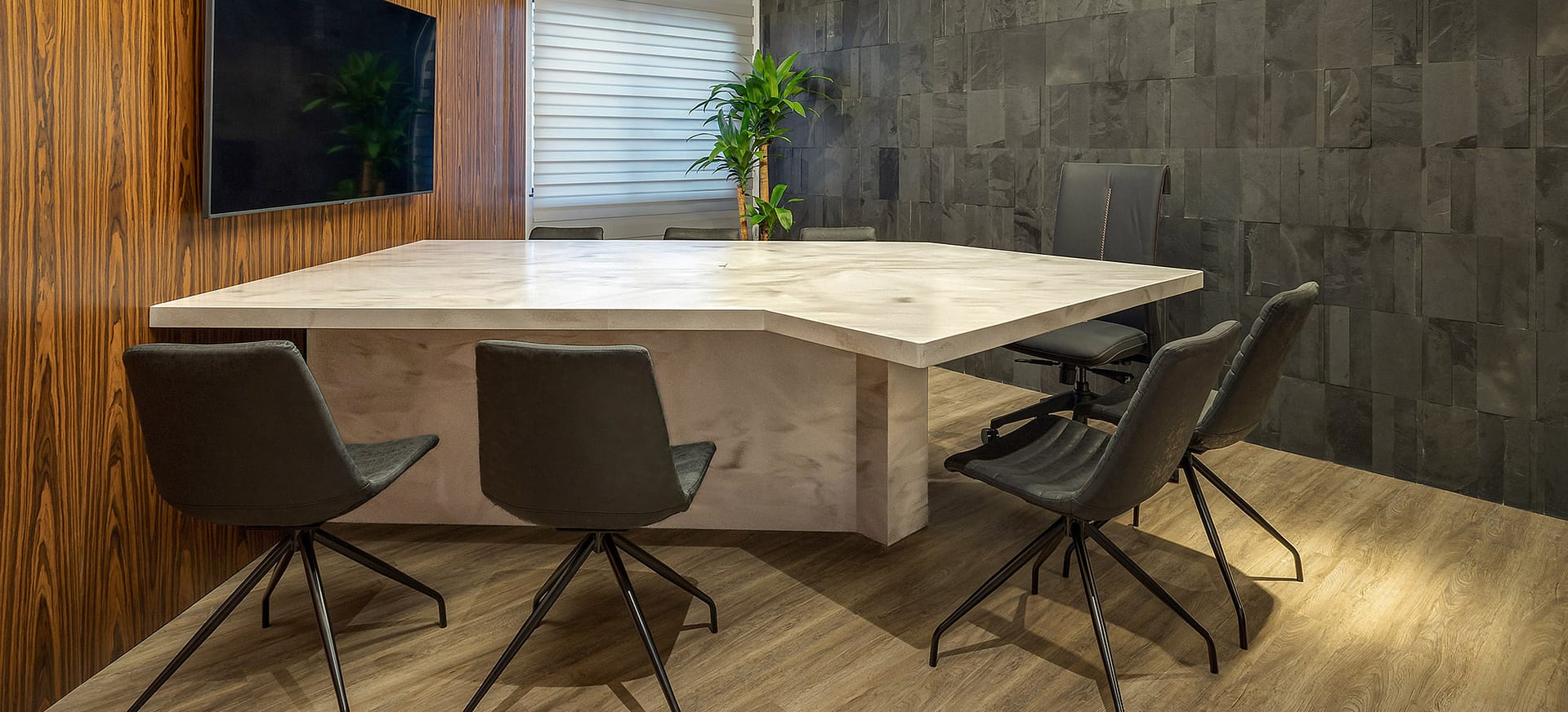 Mesa de reuniões personalizada em Superfície Sólida Mineral para Ramsdorf & Souza Advogados Associados